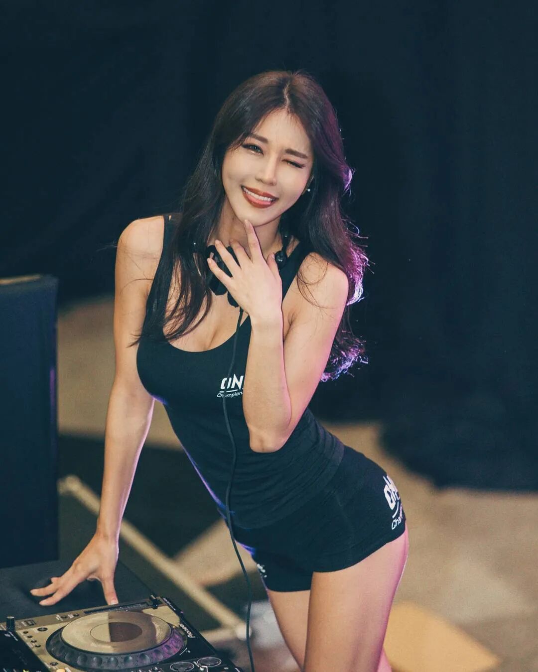 图片[1]-她37岁踏进“夜店”成为最火女DJ，网友都在馋她的身子！-Wellness